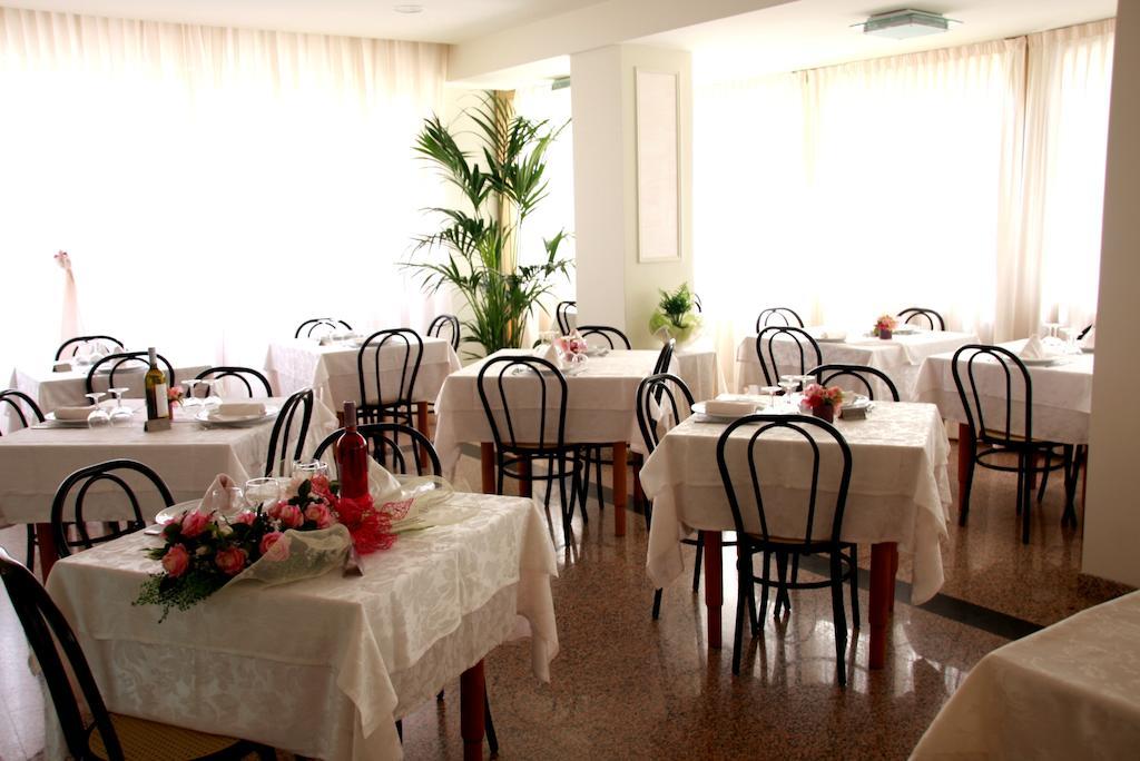 Hotel Astrid Cervia Extérieur photo